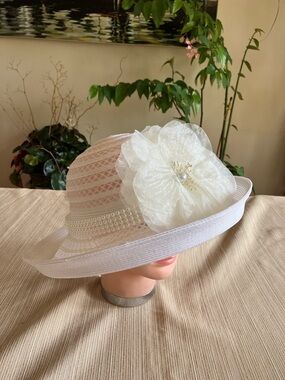 Chic White Wide-Brim Organza Pearl Flower Hat